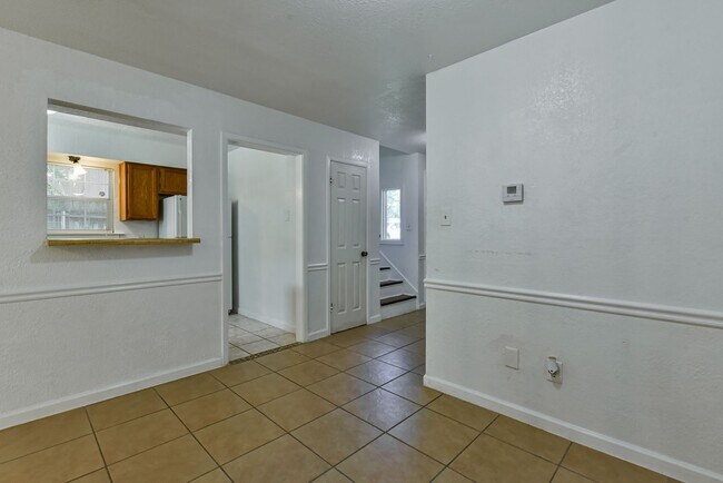 Building Photo - 1128 Royal Crest Dr