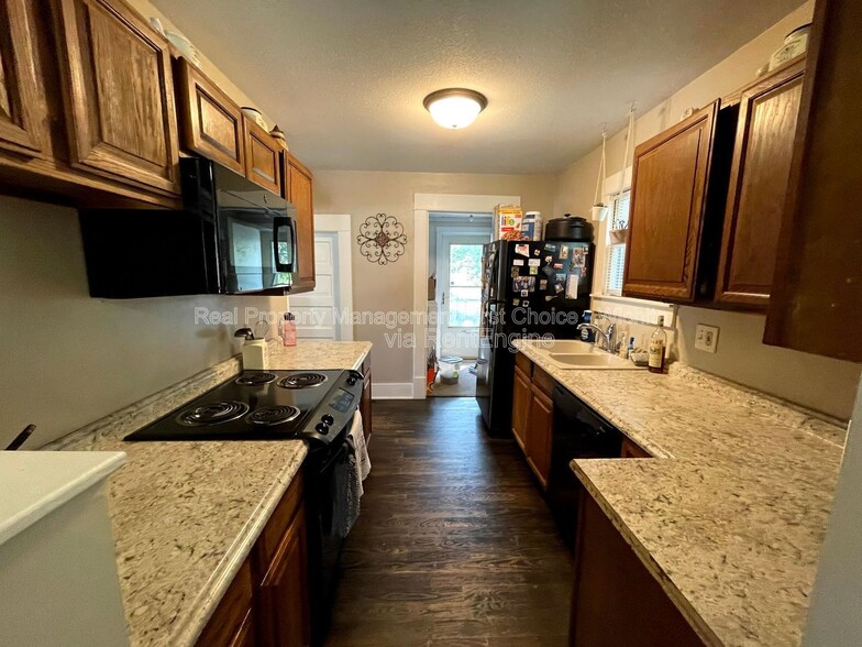 Building Photo - 830 S Fern St