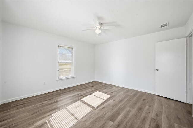 Building Photo - 418 Russell St