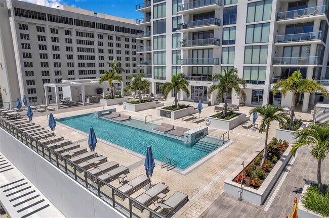 Building Photo - 301 1st St S