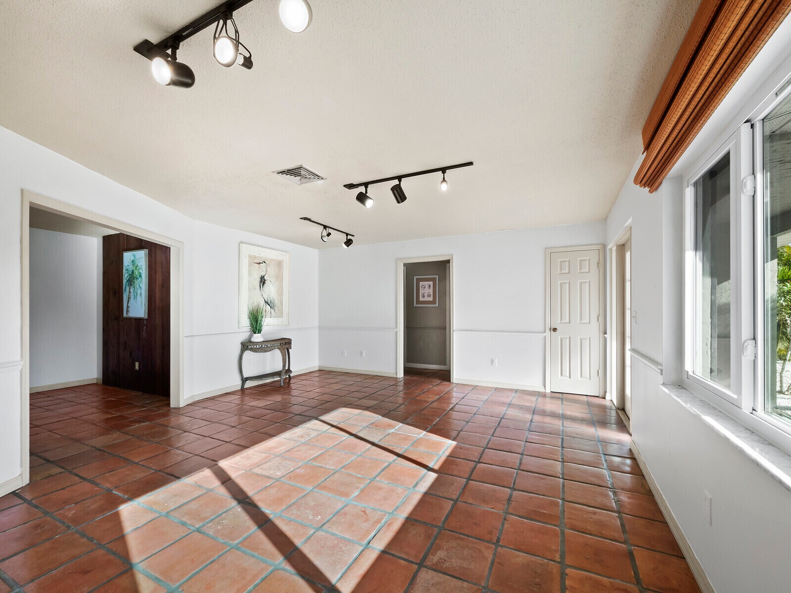 Building Photo - 633 Chevy Chase Dr