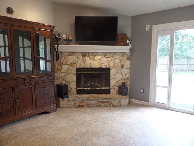 Building Photo - Beautiful 3 bedroom Home