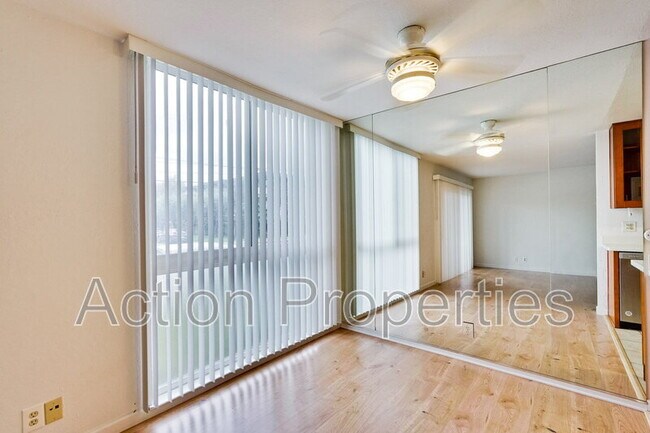 Building Photo - 181 Del Medio Ave