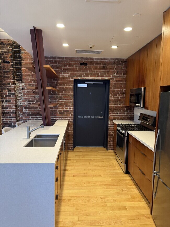 Building Photo - Penthouse Unit with amazing light at The H...