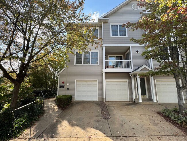 Primary Photo - Spacious 3 Bed 3 Bath Condo With Balcony I...