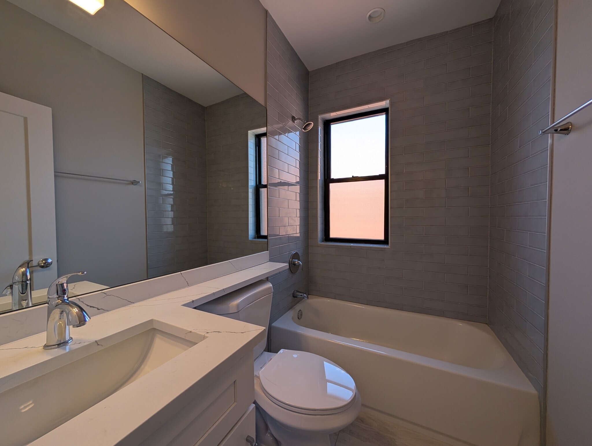 Building Photo - 3939 N Janssen Ave