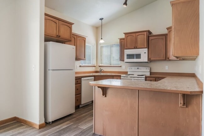 Building Photo - 3 bed 2 bath Crown Pointe Neighborhood wit...