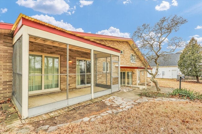 Building Photo - 1803 Golfview Dr