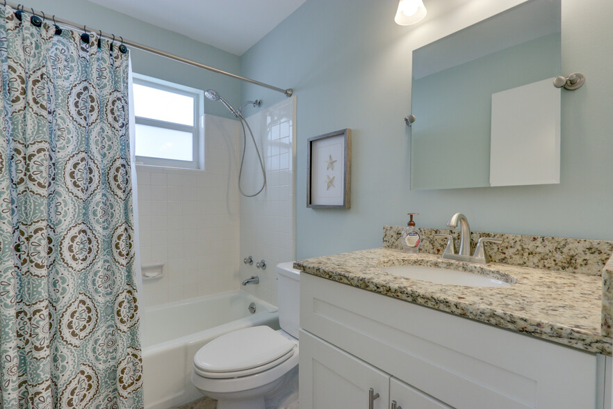Master bath - 230 S Lakeside Dr