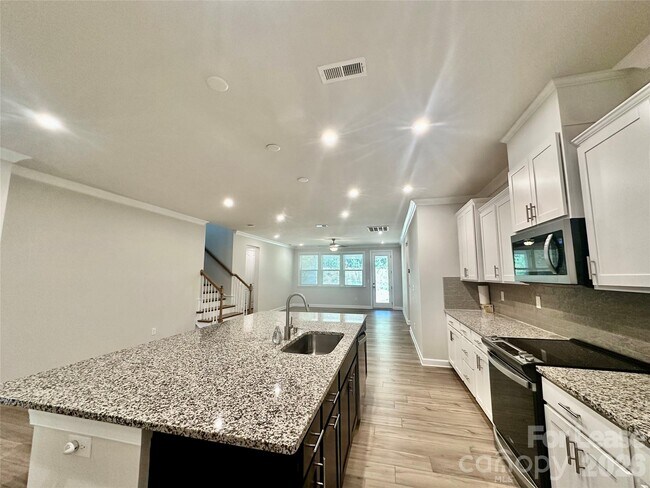 Building Photo - 9650 Liberty Hill Dr