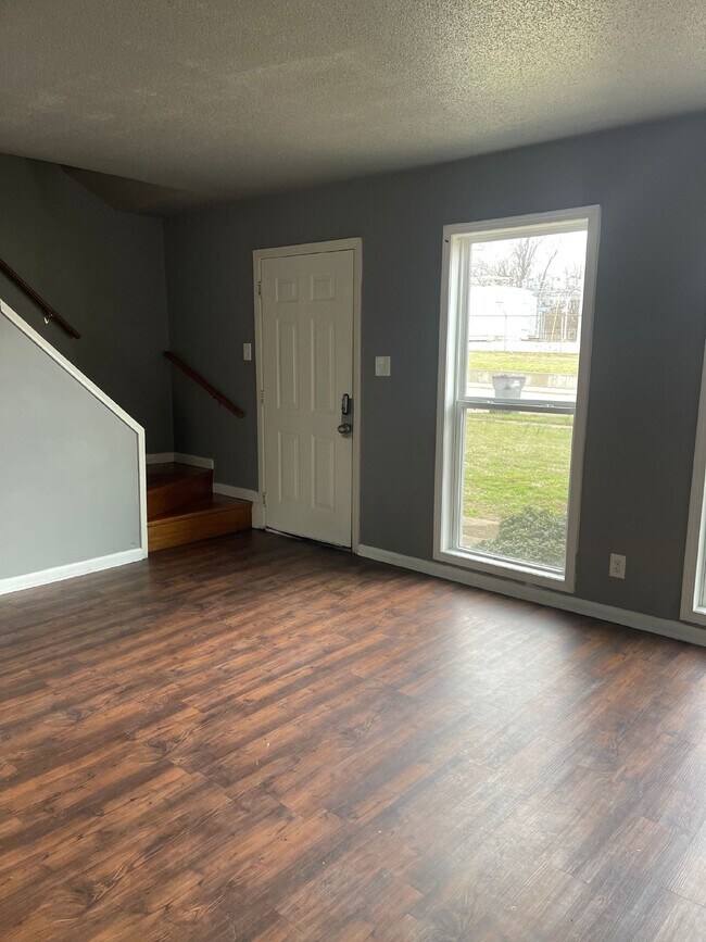 Building Photo - "Charming 2 Bed, 1.5 Bath Apartment in Jon...