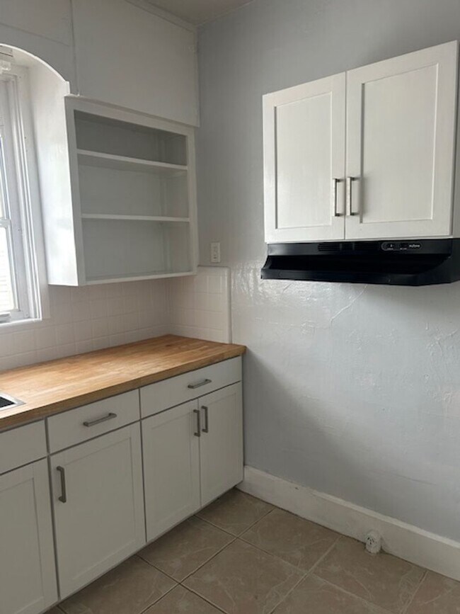 Building Photo - Well maintained 3/2 centrally located and available now!