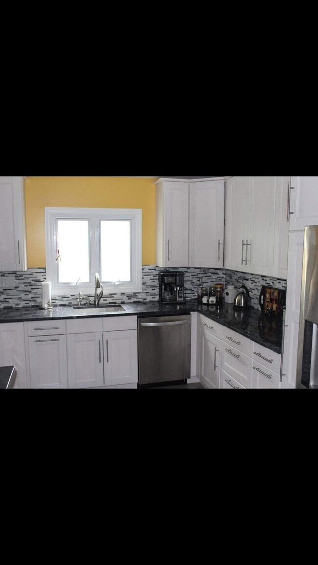 Building Photo - 24 Greenbrier Dr