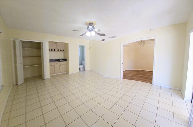 Building Photo - 7450 SW 15th St