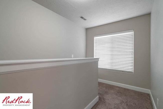 Building Photo - Spacious 4 Bedroom, 2.5 Bathroom Centrally...