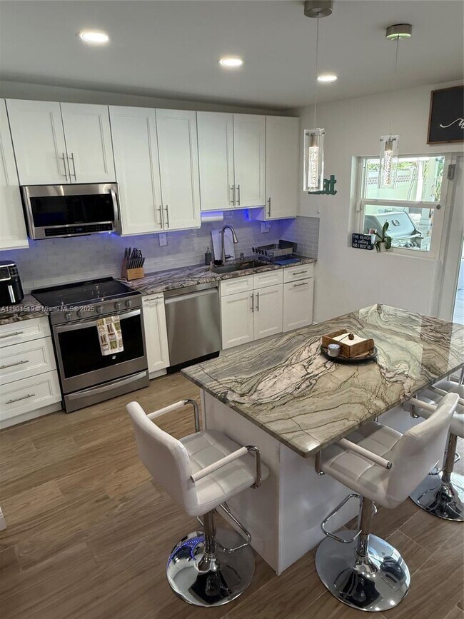 Building Photo - 1637 SE 1st St