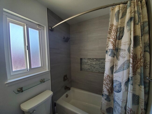 Building Photo - Remodeled 2 bedrom duplex centrally locate...