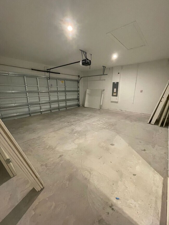Building Photo - Newly developed Lakefront 3B/2B home in Ea...