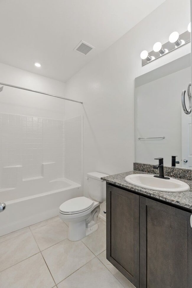 Building Photo - LIKE NEW 3 BEDROOM TOWNHOME