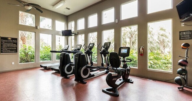 Building Photo - Convenient Location, Resort-Style Comfort!