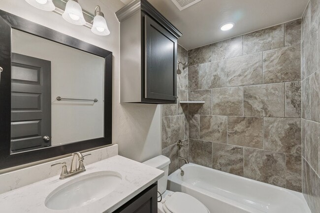 Building Photo - Beautiful 3 Bedroom, 2 Bath Home Close to Choctaw