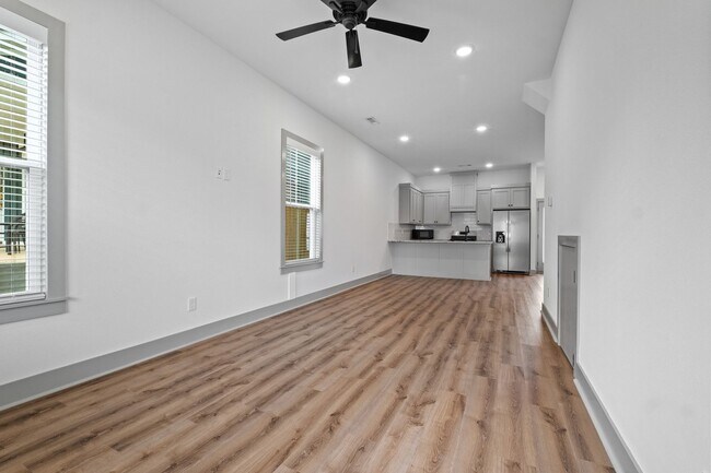 Building Photo - Duncan St Duplex