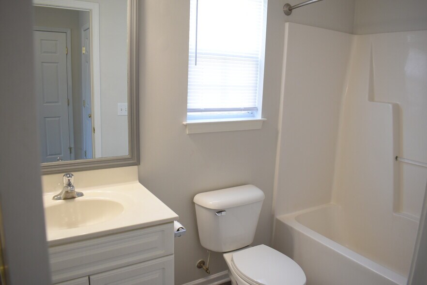Building Photo - 708 Tabor Ln