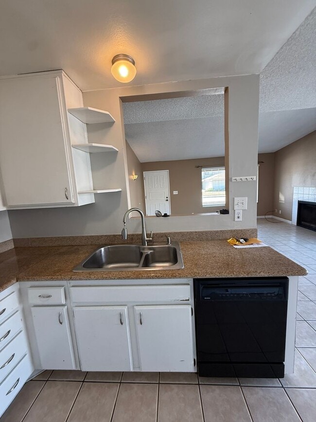 Building Photo - Orcutt Single Story Knollwood Terrace Condo with Attached One Car Garage