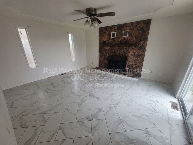 Building Photo - 3704 S Vancouver St