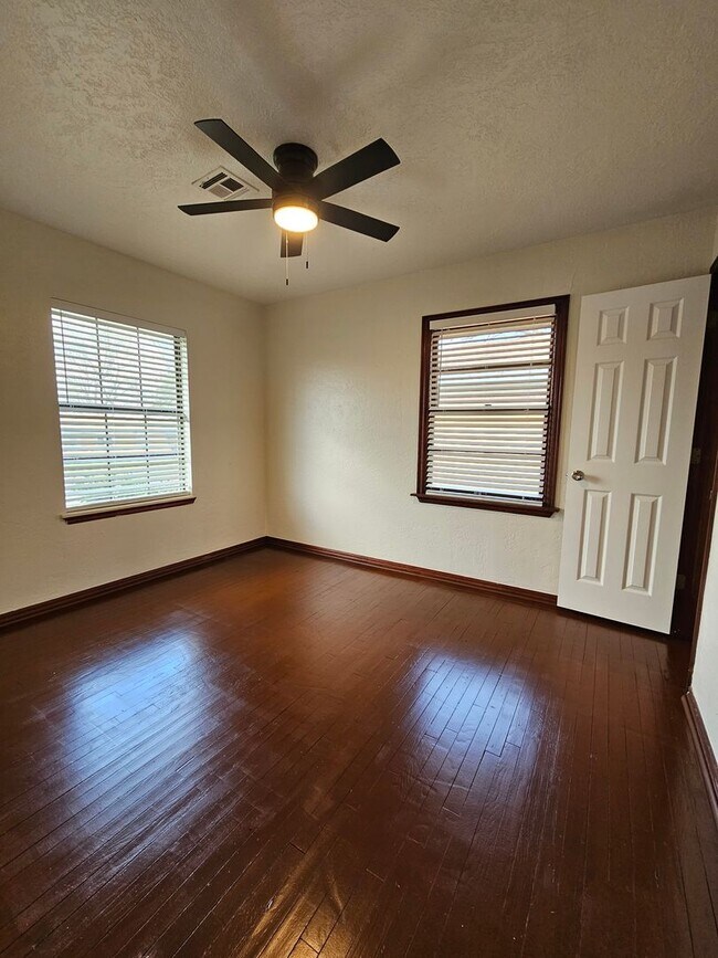 Building Photo - (3) Bed/(1) Bath Close to Campus Avail NOW!!