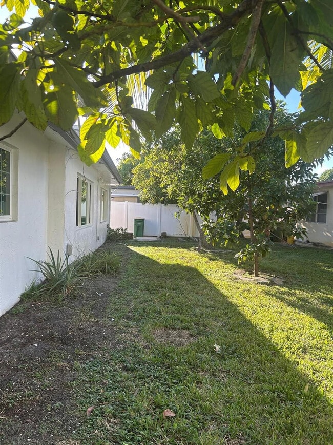 Building Photo - 7001 NW 76th Ct