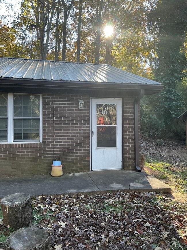 Building Photo - 2 bedroom 1 bath duplex is located off Whi...