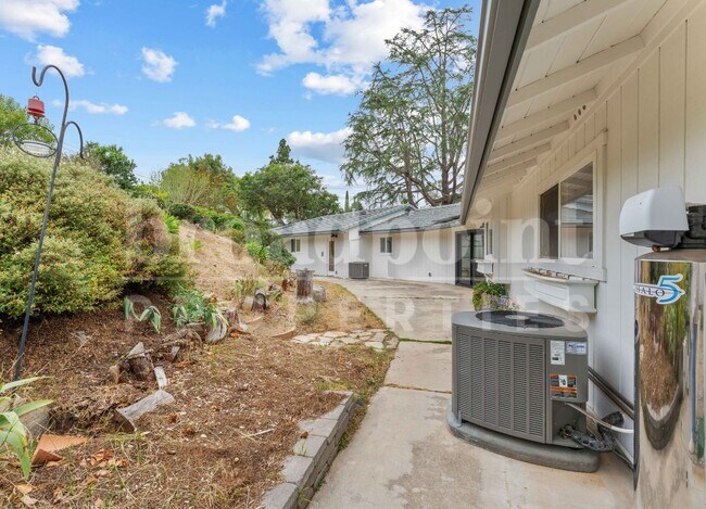 Building Photo - 2113 Sleepy Hollow Rd