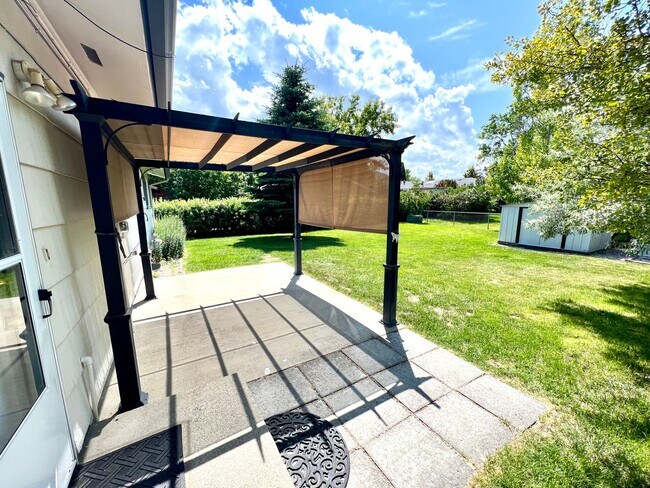 Building Photo - 4 bed 2 bath Single Family Home with Bonus Room, Fully Fenced Yard and Double Car Garage Close to...