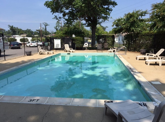 Building Photo - 2231 Forest Lake Dr