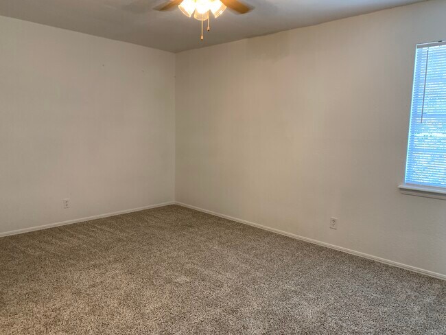 Building Photo - 902 W Edgewater St