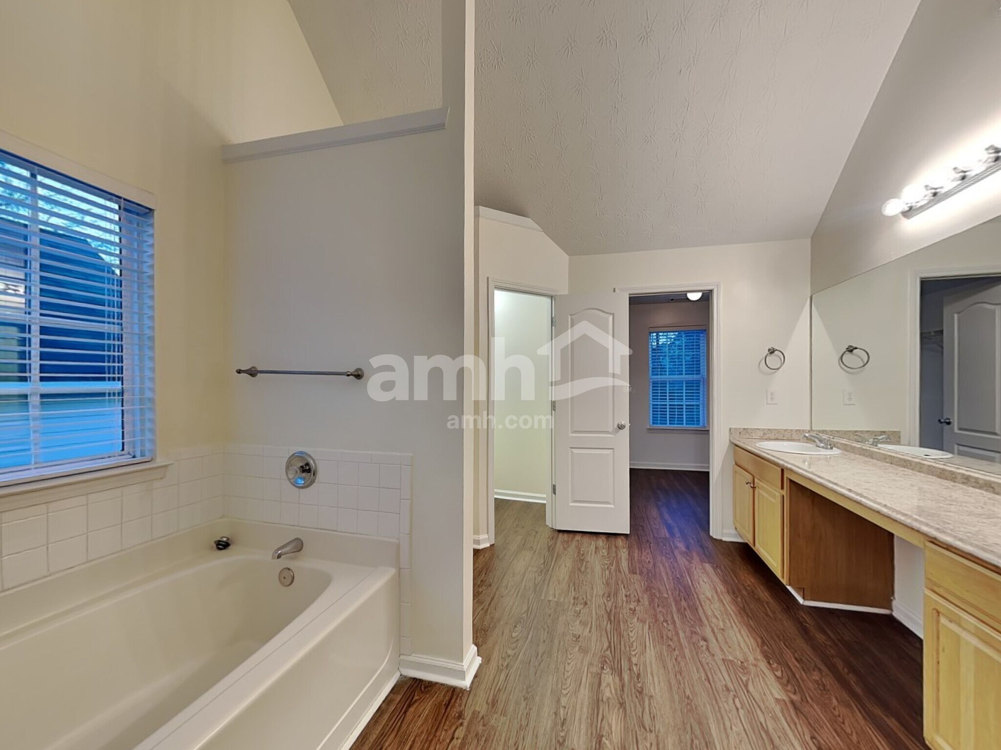 Building Photo - 247 River Pass Ct NE