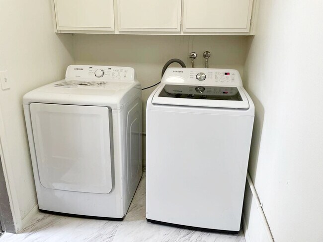 Building Photo - 127 Tiger Ln