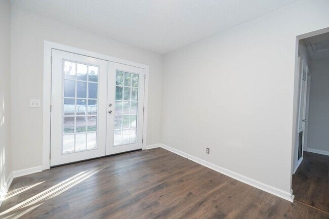 Building Photo - 306 47th St