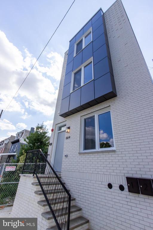 Building Photo - 664 Union St