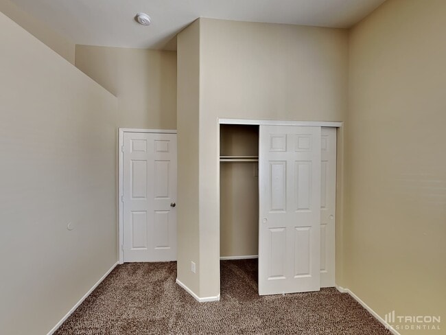 Building Photo - 2132 Meadow Green Ave