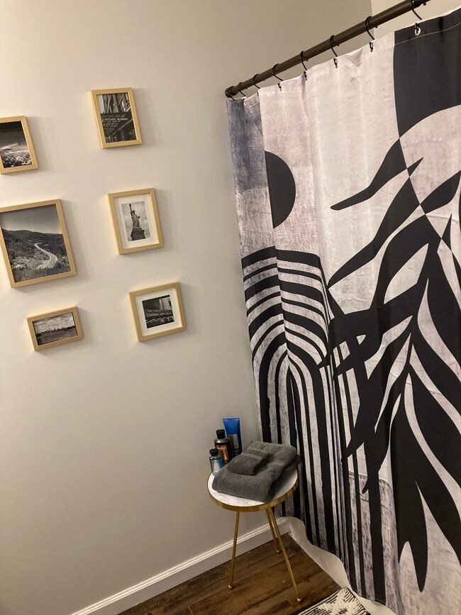 Building Photo - Laurel Flats LLC.