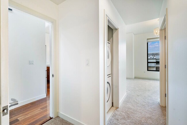 Building Photo - Park Place - 1 bed/1.5 bath/bonus room - Pearl District Condo w/NEW paint/bedroom carpet/parking/...