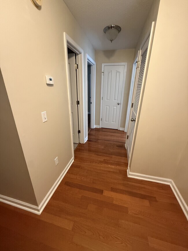 Building Photo - 210 S Idlewild Path