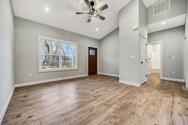 Building Photo - 629 Prescott Ave