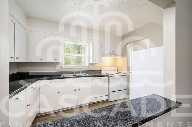 Building Photo - 108 N Chestnut St