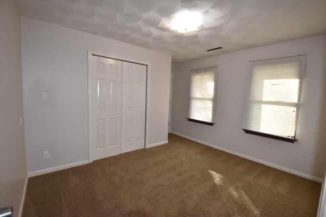 Building Photo - 2-3 bedroom Home in Greenfield with Garage.