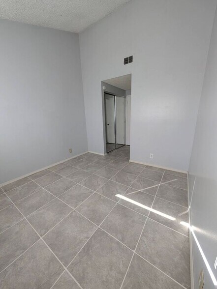 Building Photo - 914 W Alton Ave