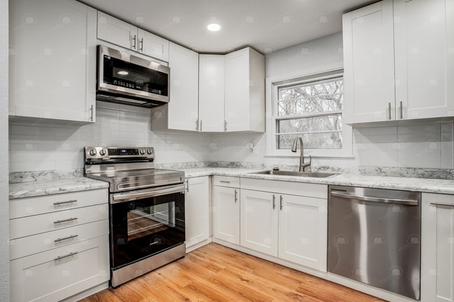 Building Photo - Move in mid-April