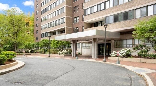 Building Photo - 2 Hawthorne Pl